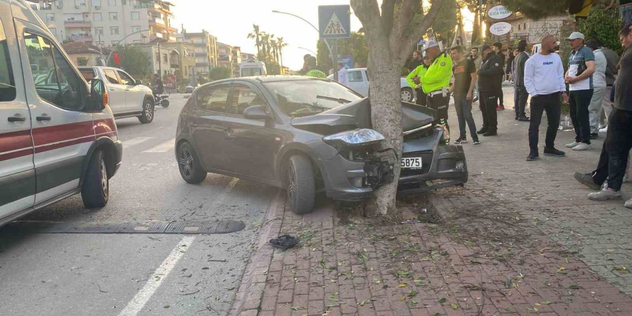 Otomobille Ağaca Çarptı, Araçtaki Yaralıları Bırakıp Kaçtı
