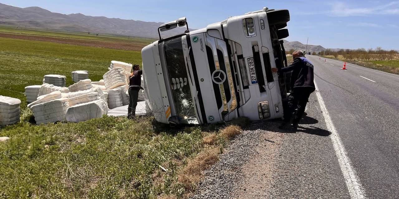 Tır Sürücüsünü Sıkıştığı Yerden İtfaiye Ekipleri Kurtardı