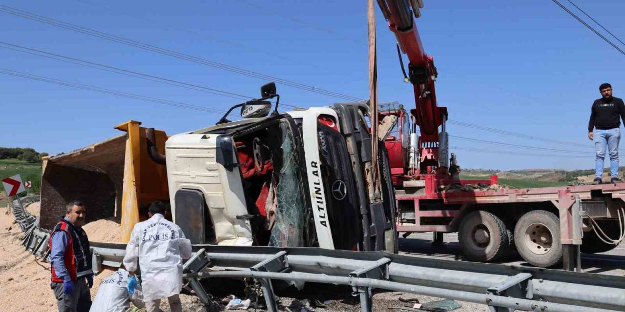 Adıyaman’da Virajı Alamayan Tır Devrildi: 1 Ölü