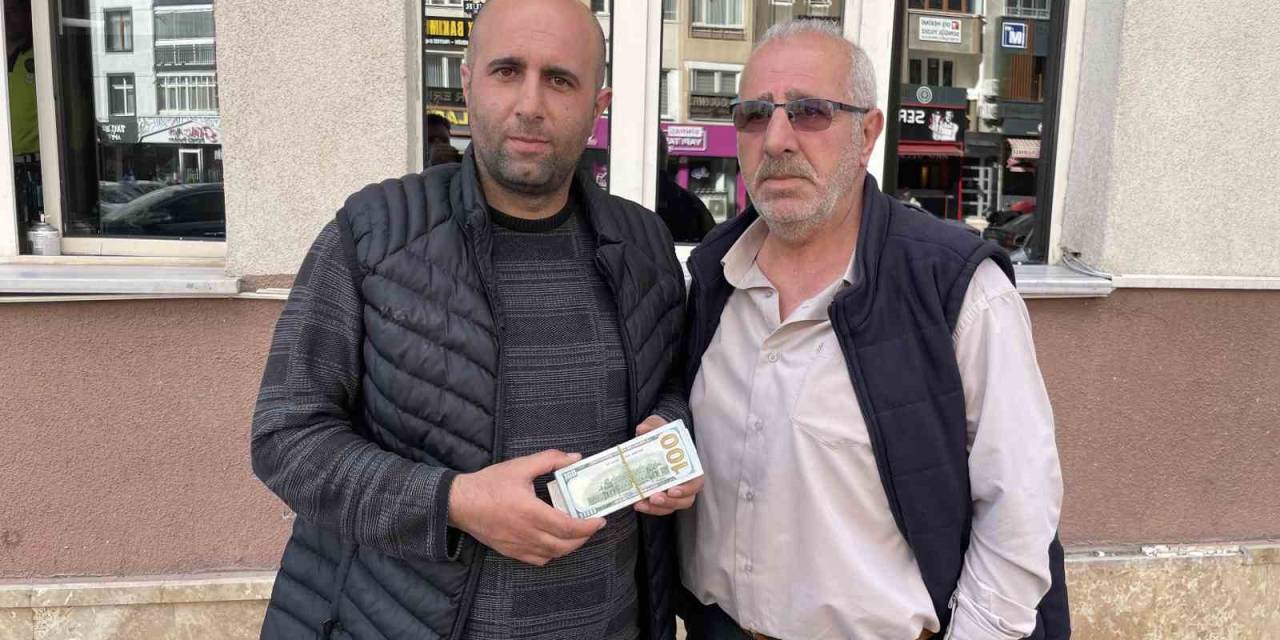 Dayı Ve Yeğeni Buldukları 6 Bin 250 Dolar Ve 400 Euroyu Polise Teslim Etti