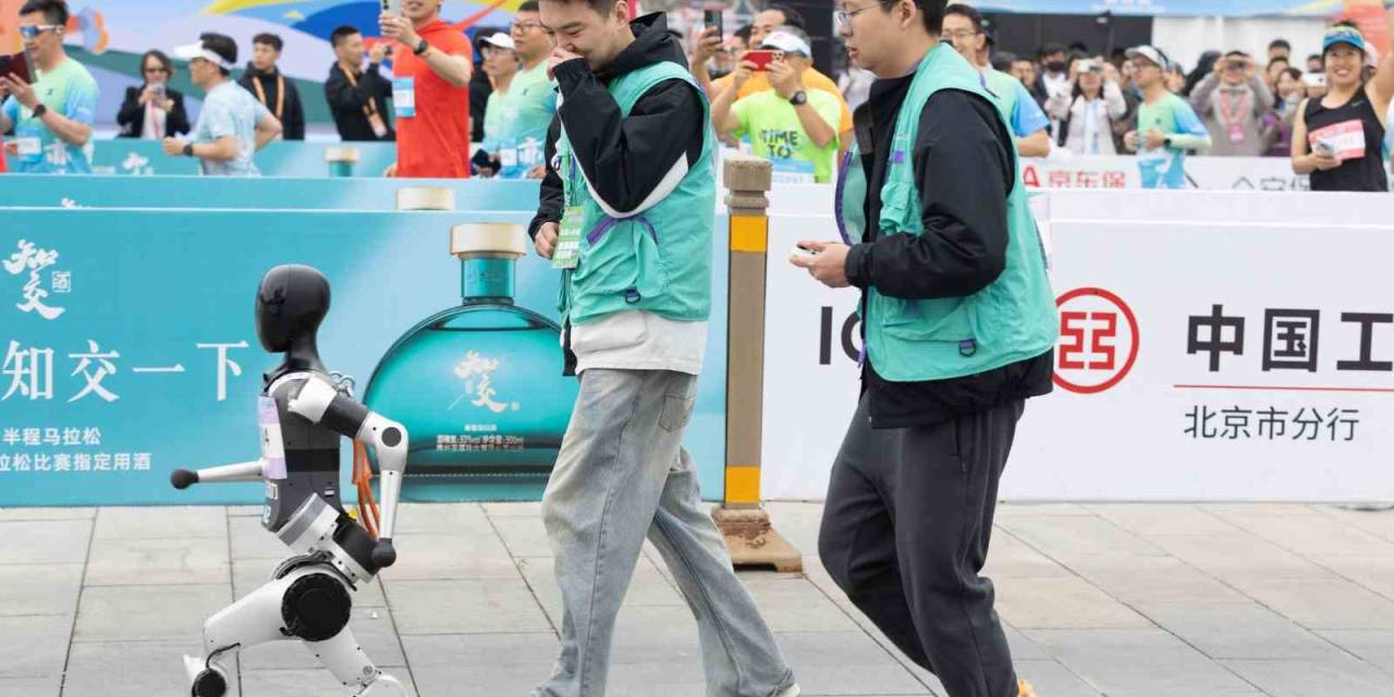 Çinli Robotlar İlk Kez Yarı Maratonda İnsanlarla Koştu
