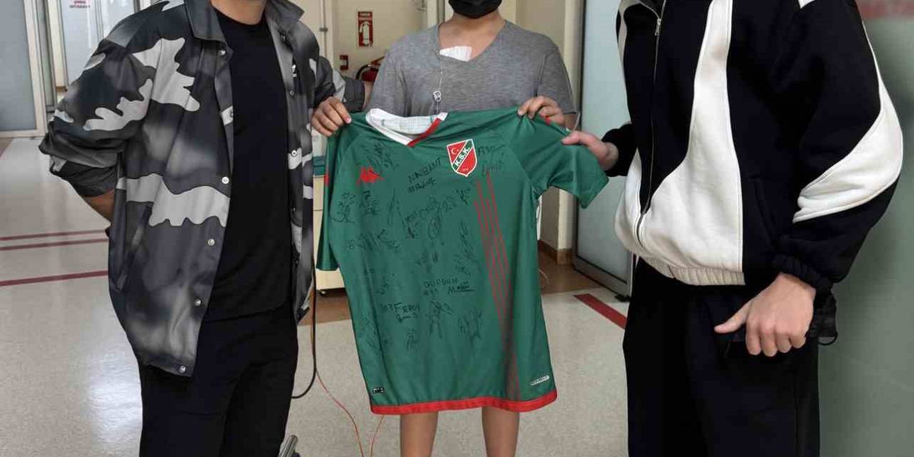 Karşıyakalı Oyunculardan Lösemi Hastası Taraftara Duygulandıran Ziyaret