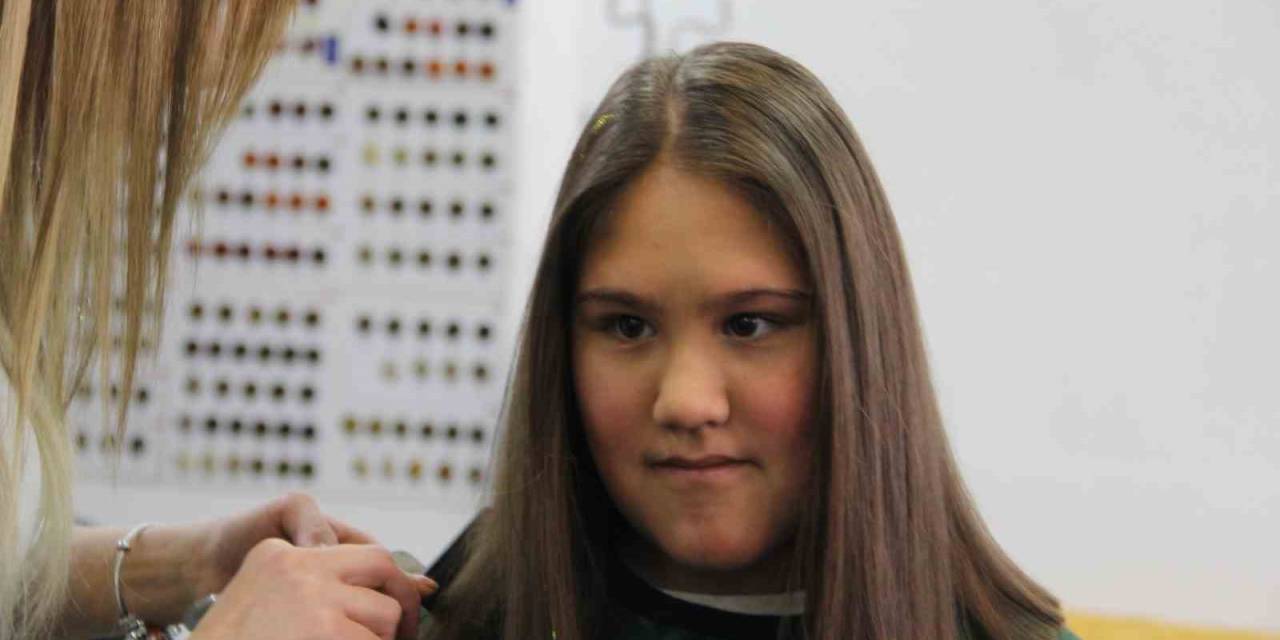 Devlet Yurdunda Büyüyen Vatandaş, Kadın Kuaförü Eşiyle Birlikte Yürekleri Isıtıyor