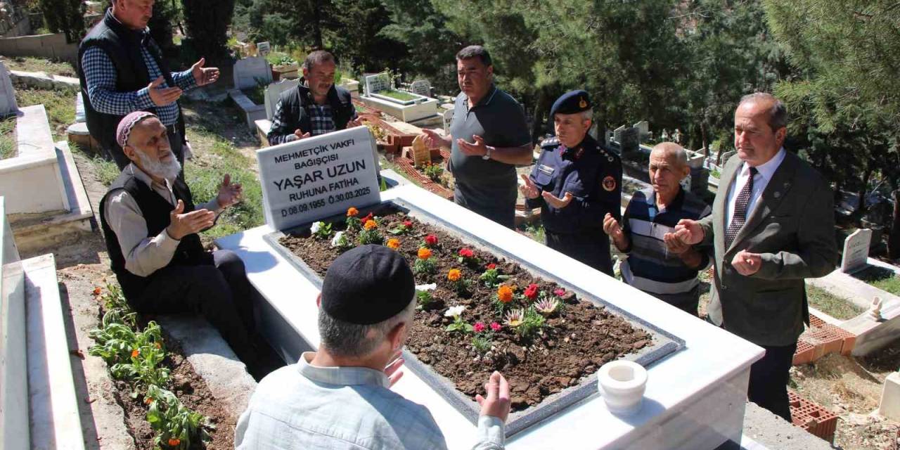 Mehmetçik Vakfı Kimsesiz Bağışçının Mezarını Yaptırdı