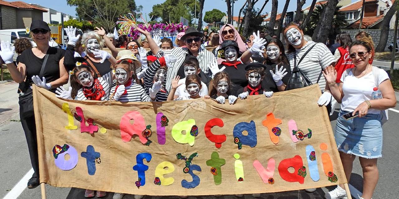 14. Alaçatı Ot Festivali’nin Kortej Yürüyüşünde Renkli Görüntüler