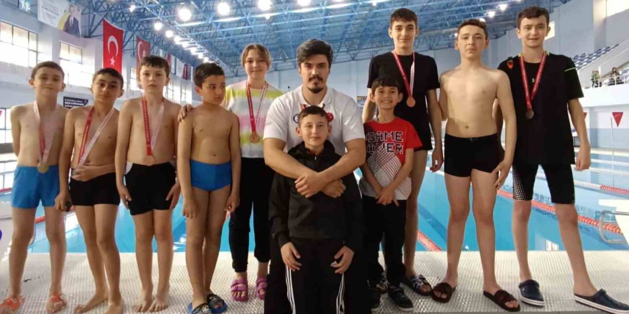 Alacalı Genç Yüzücüler Madalyaları Topladı