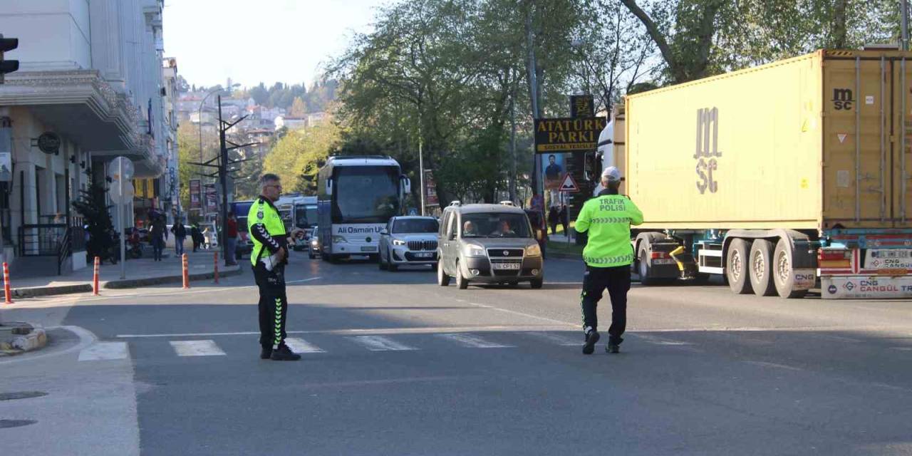 Karadeniz Sahil Yolu’nda Uzun Araç Kuyruğu Oluştu
