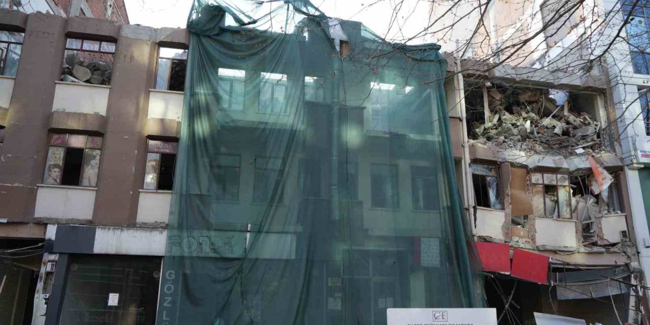 Kastamonu’da Yıkım Çalışmaları Sırasında Bina Çöktü, Yol Ulaşıma Kapatıldı