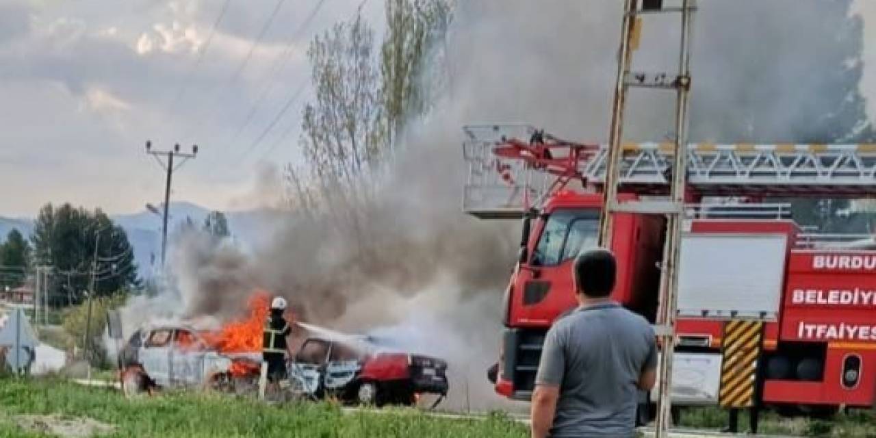Kafa Kafaya Çarpışan İki Otomobil Yanarak Hurdaya Döndü: 1 Ölü, 4 Yaralı