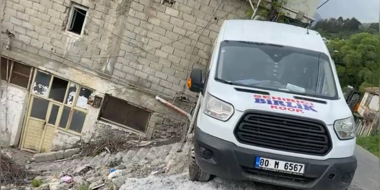 Osmaniye’de Okul Servisi İle Otomobil Çarpıştı: 9’u Öğrenci 11 Yaralı