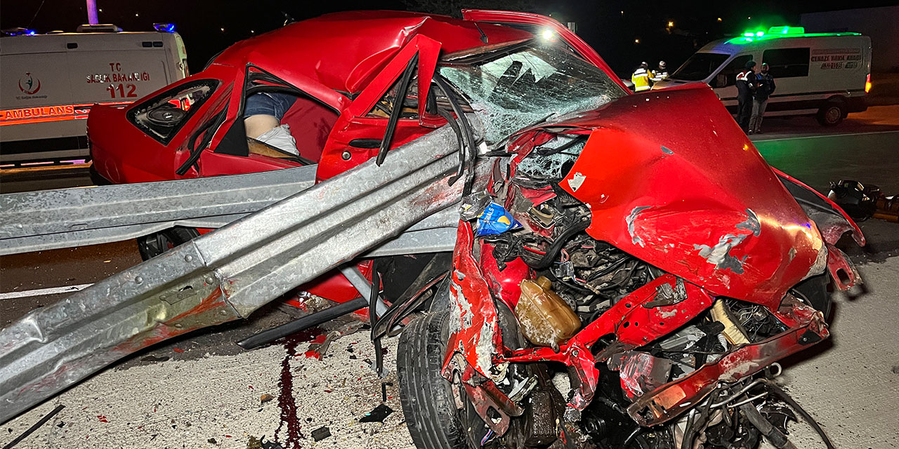 Kocaeli’de otomobil bariyere çarptı; 2 ölü
