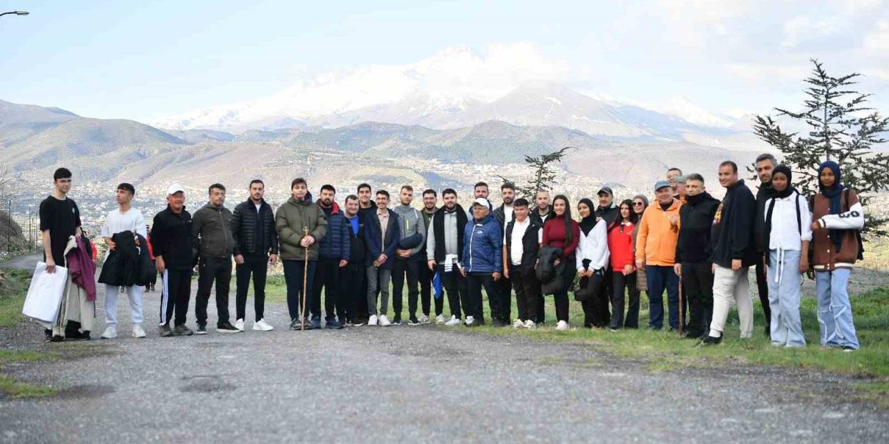 Başkan Büyükkılıç, Güne Gençlerle Yürüyüş Yaparak Başladı