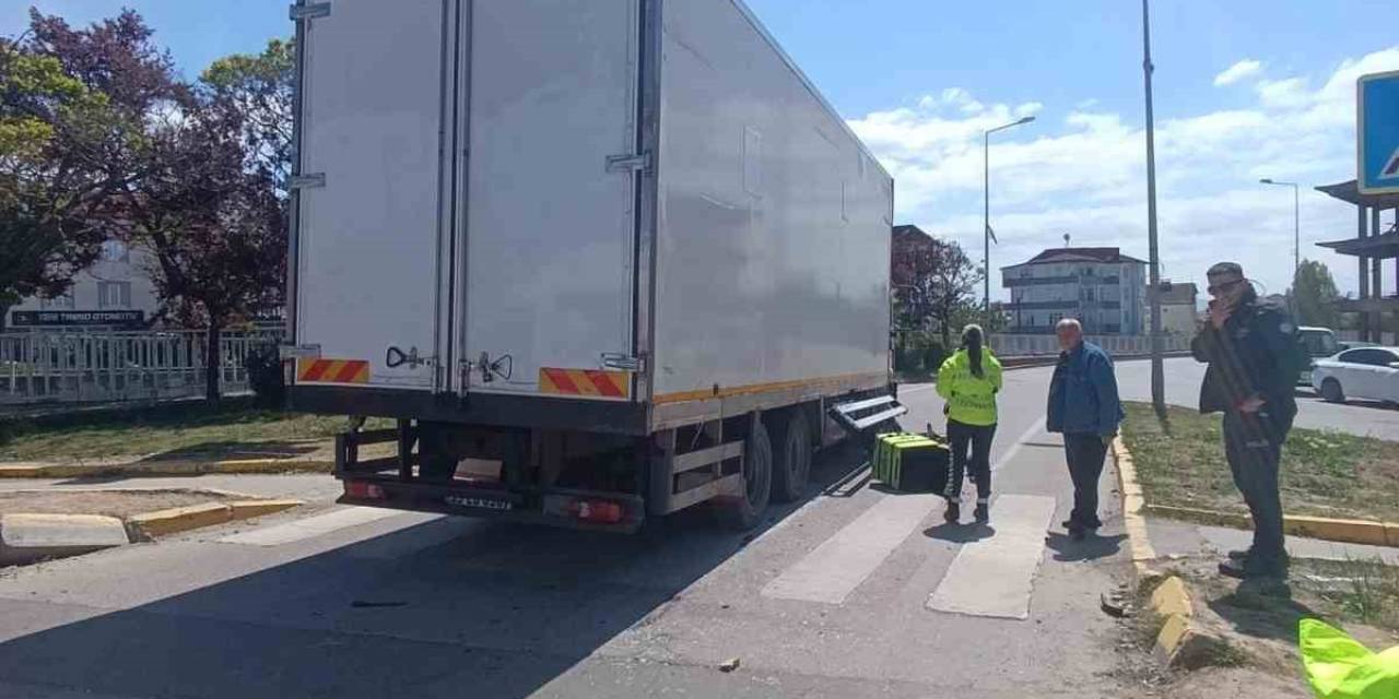 Kamyon İle Çarpışan Motosikletin Sürücüsü Yaralandı