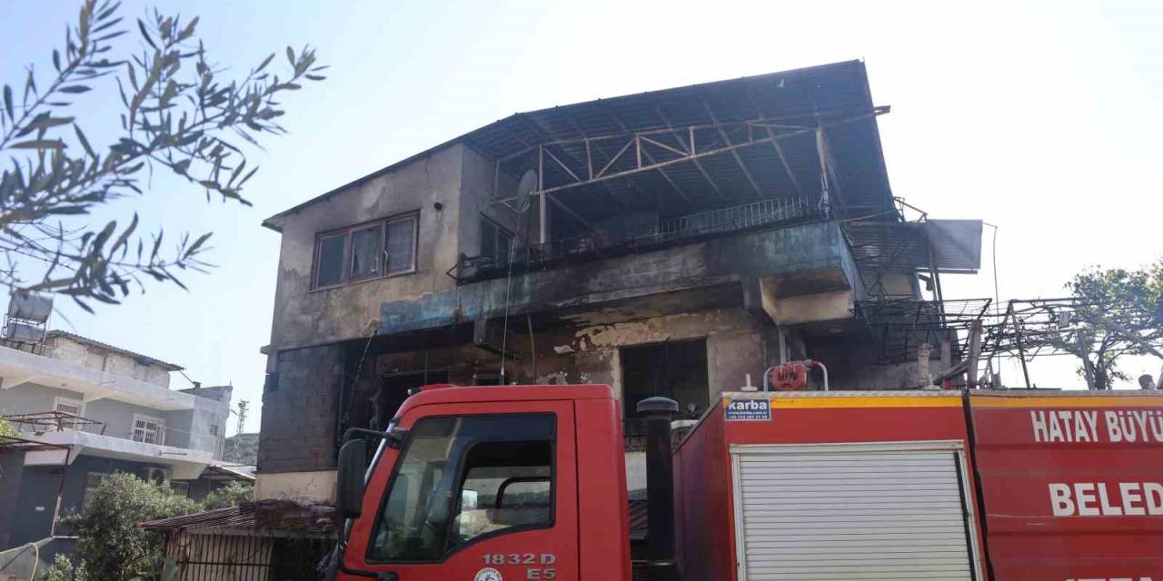 Alevlere Teslim Olan Evdeki 4 Kişi Dumandan Etkilendi