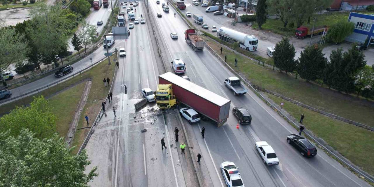 D-100’de Kontrolden Çıkan Tır Karşı Şeride Geçti, Ortalık Savaş Alanına Döndü