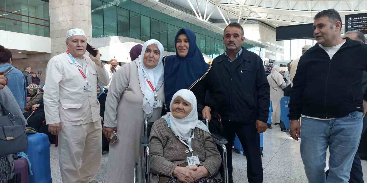 Ankara’dan İlk Hac Kafilesi Dualarla Uğurlandı