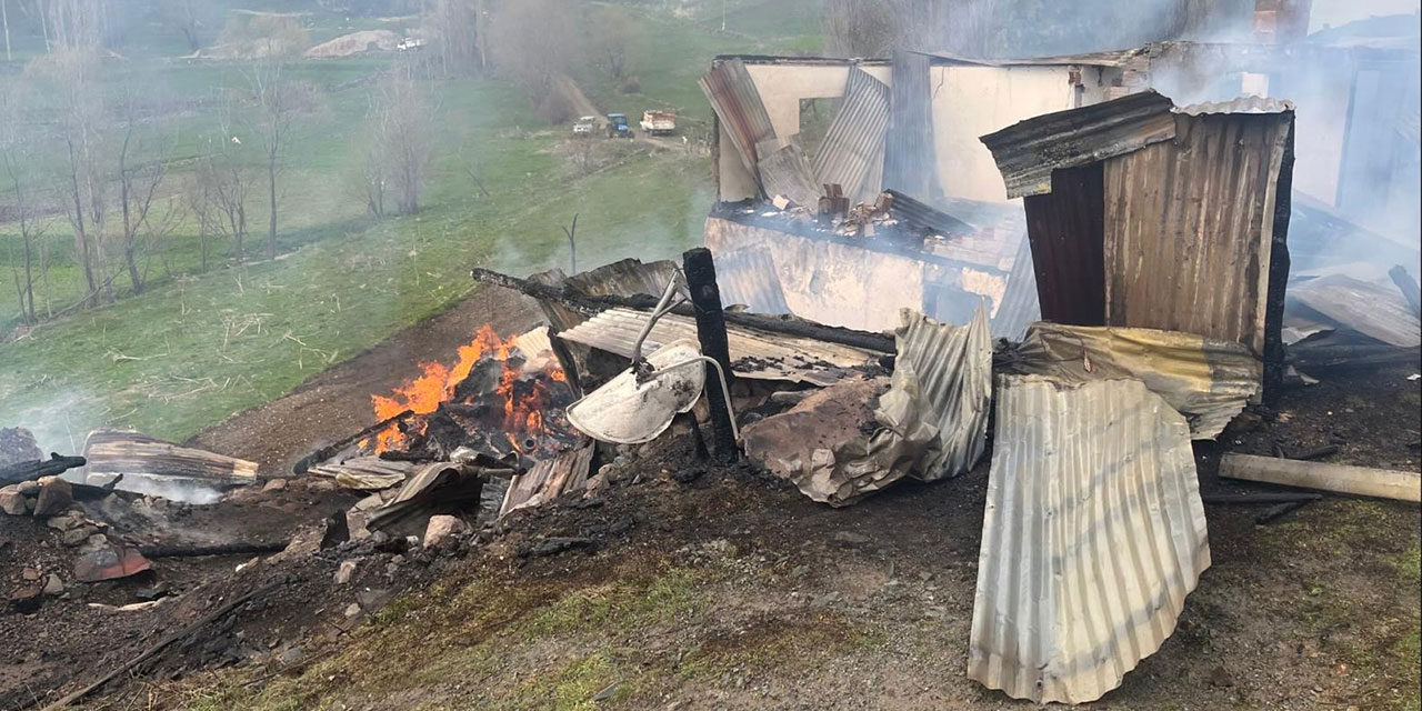 Artvin'de bir evde başlayan ve 2 ahıra sıçrayan yangın söndürüldü