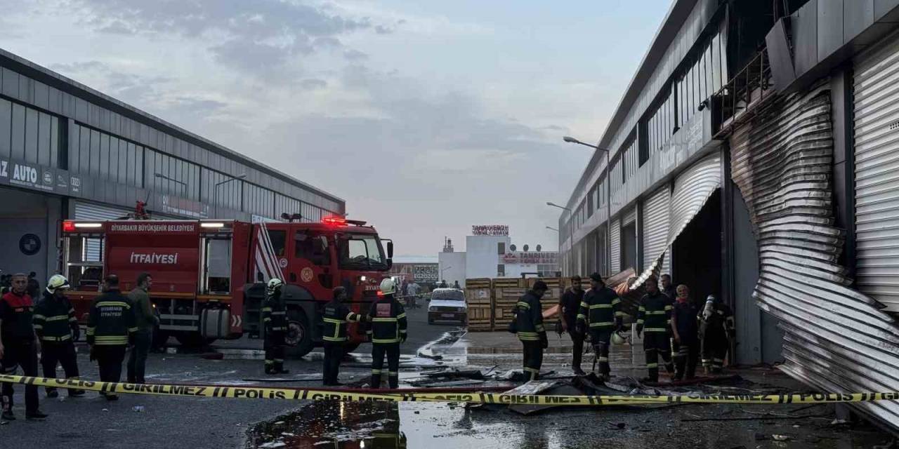 Diyarbakır’da Kepenk Tamiri Sırasında Çıkan Kıvılcımla 4 Dükkan Yandı