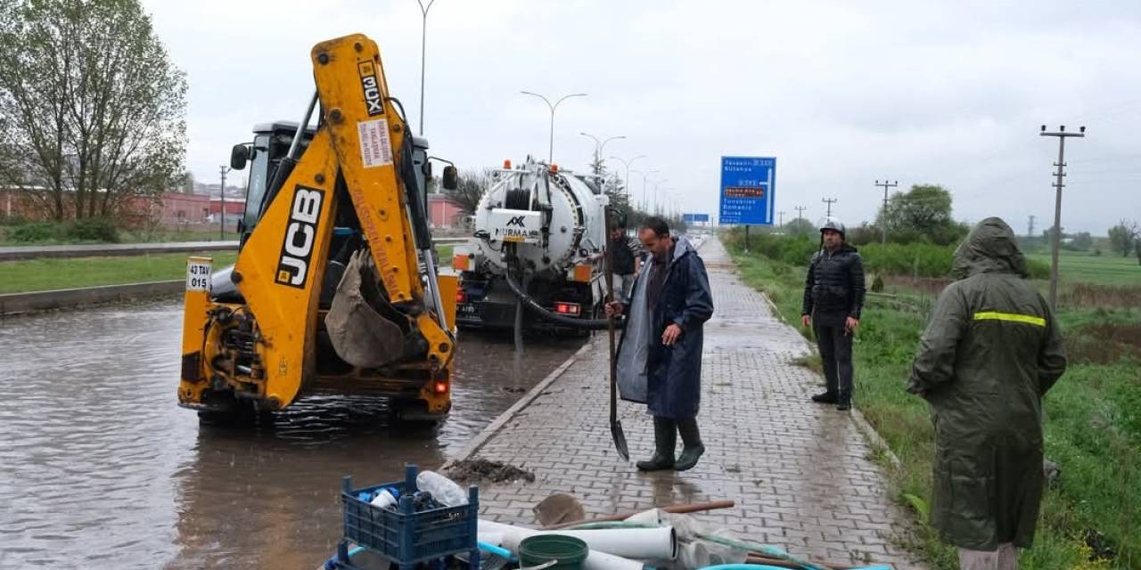 Kütahya’da Sağanak Yağış Etkili Oldu, Yollar Göle Döndü