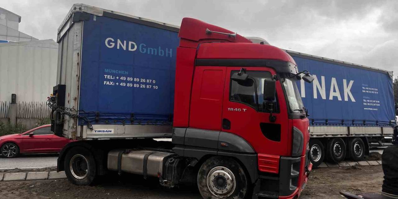 Esenyurt’ta Kontrolden Çıkan Tır Pts Direğine Çarptı
