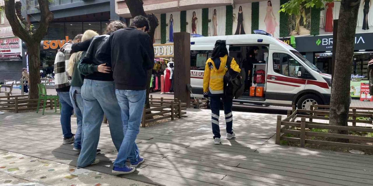 Mağazada Yere Düşen Kadın Yaralandı