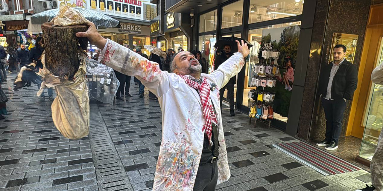 Artvin Çoruh Üniversitesi Öğretim Üyesi Sağlam'dan Rize'de Duygu Yüklü Gazze Protestosu