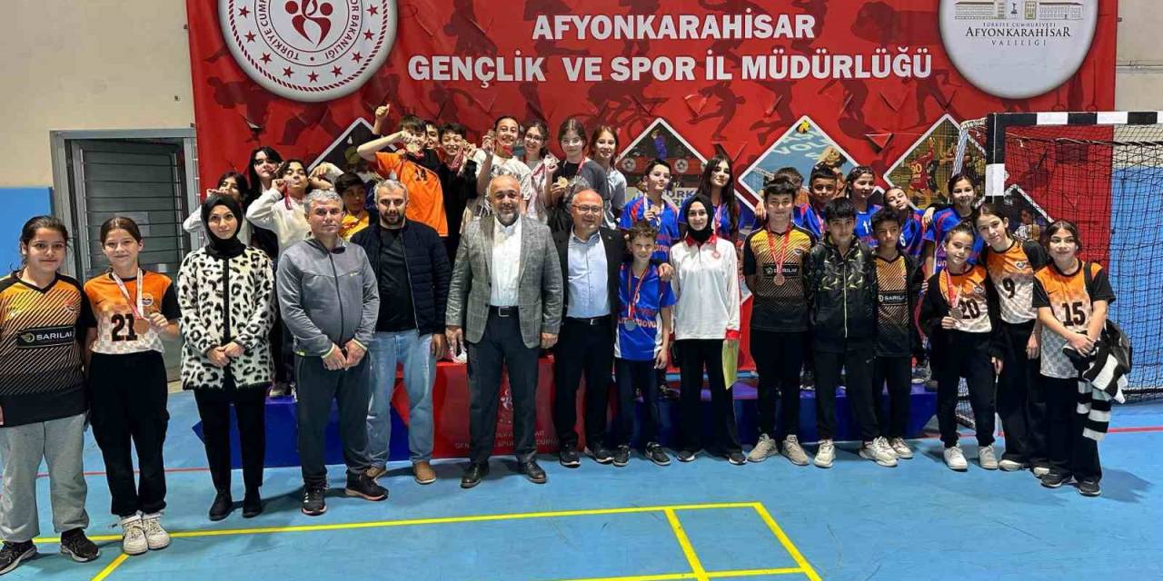 Floor Curling Müsabakalarında Gençler Kıyasıya Yarıştı