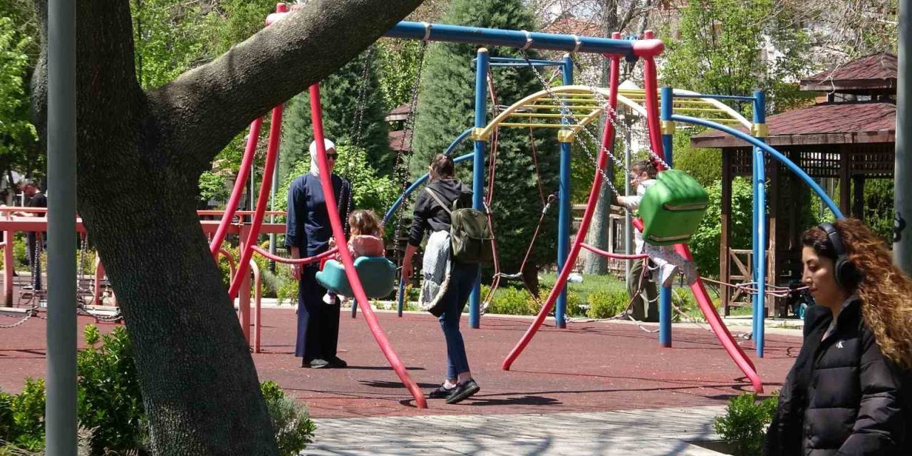 Konya’da Vatandaşlar Yağışlı Haftanın Sonunu Güneşli Havada Parklarda Değerlendirdi