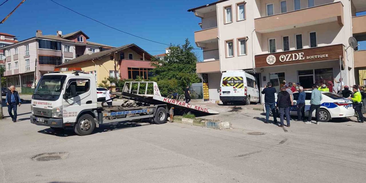 Frenleri Tutmayan Öğrenci Servisi İş Yerine Daldı: Faciadan Dönüldü