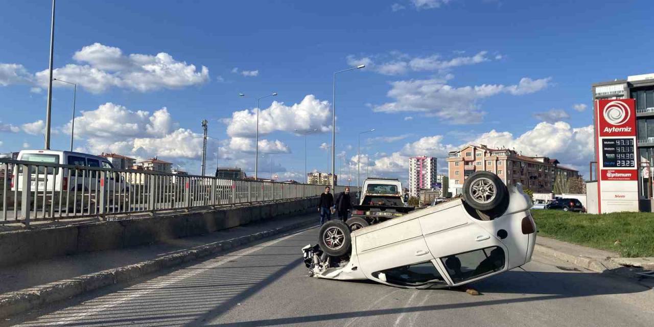 Sivas’ta Otomobil Devrildi: 3 Yaralı