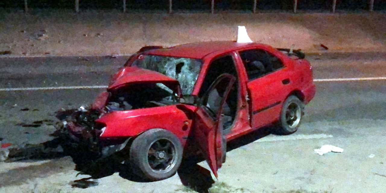Midibüsle çarpışan otomobilin sürücüsü zabıta öldü