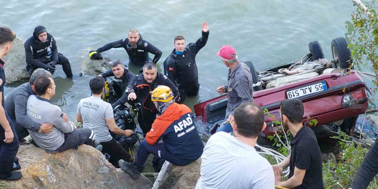 Ehliyetini Yeni Alan Genç, Aracıyla Baraj Gölüne Uçarak Hayatını Kaybetti
