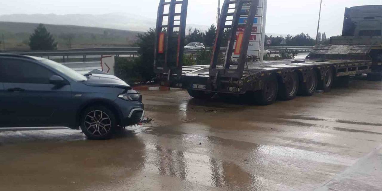 Kırıkkale’de Otomobil Park Halindeki Çekiciye Çarptı: 2 Yaralı