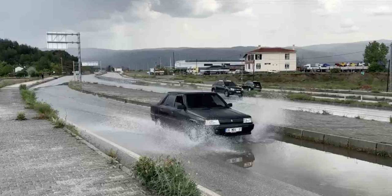 Tosya’da Sağanak Yağış Etkili Oldu, Yollarda Su Birikintisi Oluştu