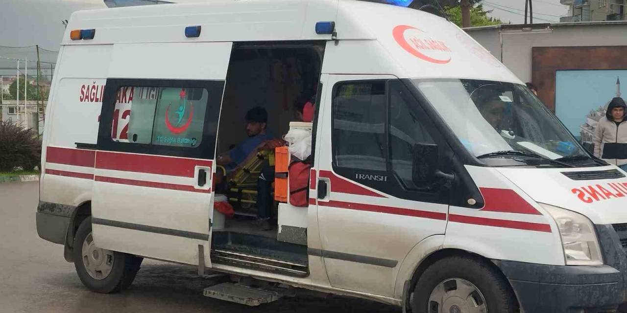 Hafif Ticari Aracın Çarptığı Motosikletli Yaralandı