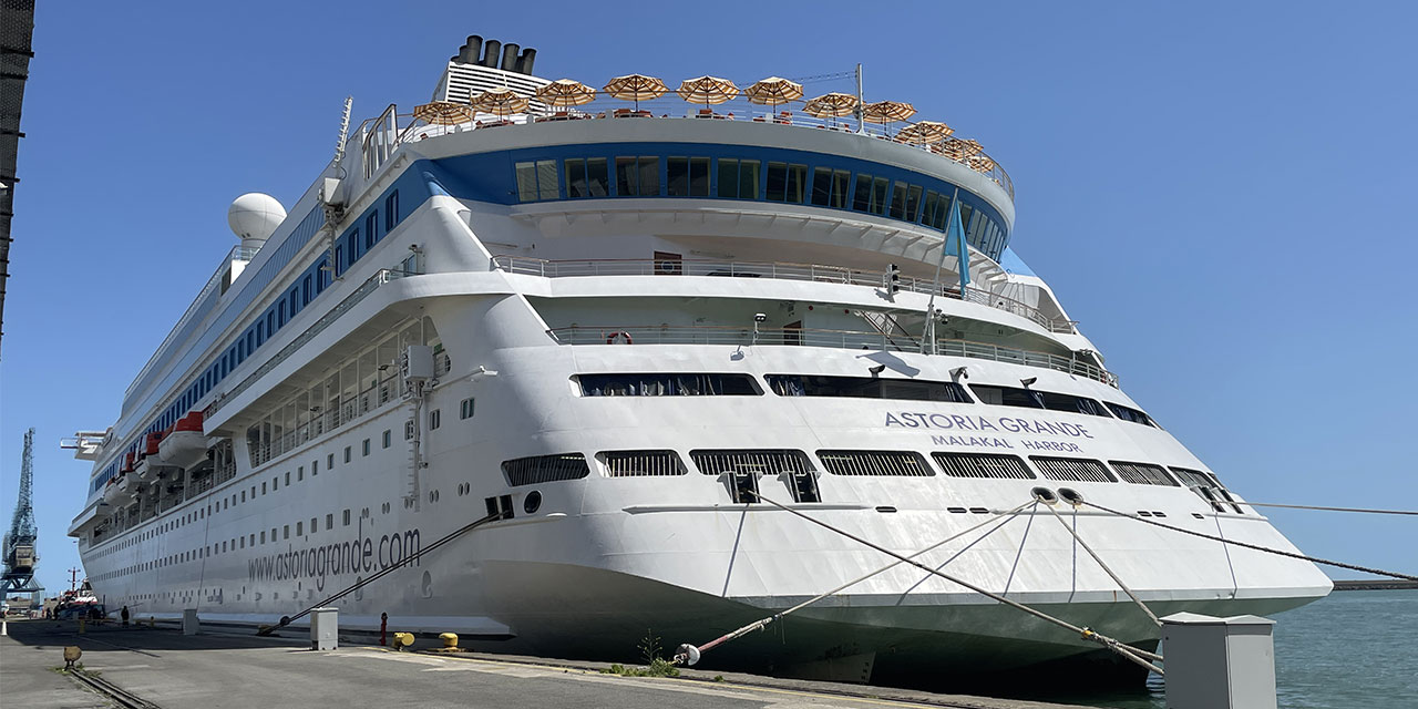 "Astoria Grande" kruvaziyeri 947 yolcusuyla Trabzon'a geldi