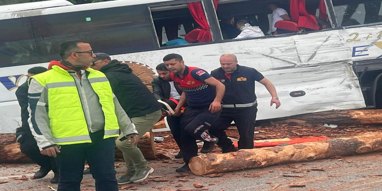 Çanakkale'de zincirleme kaza; 6 ölü, çok sayıda yaralı var