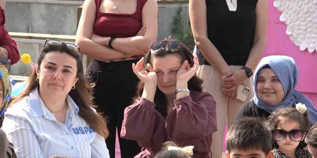 Miniklerden Duygusal Anneler Günü Kutlaması