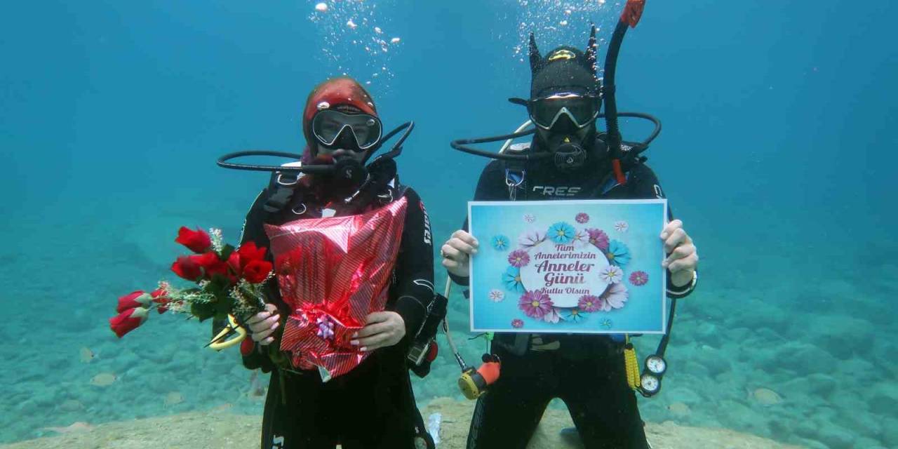 Fethiyeli Dalgıçlardan Deniz Altında Anneler Günü Kutlaması