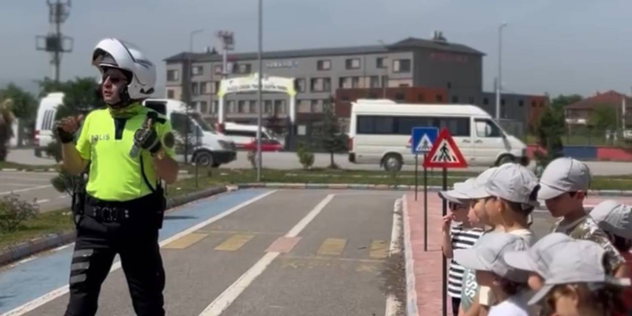 Polisten Çocuklara Sevgi Dolu Yaklaşım
