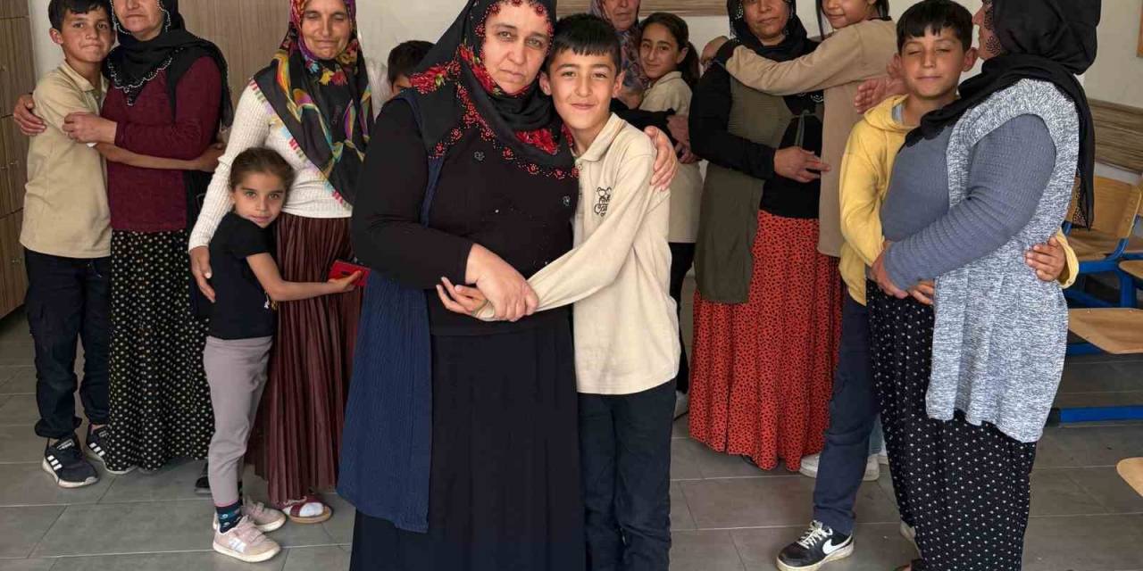Okulda Duygu Dolu Anneler Günü Etkinliği: Anneler, Çocuklarını Seslerinden Tanıdı