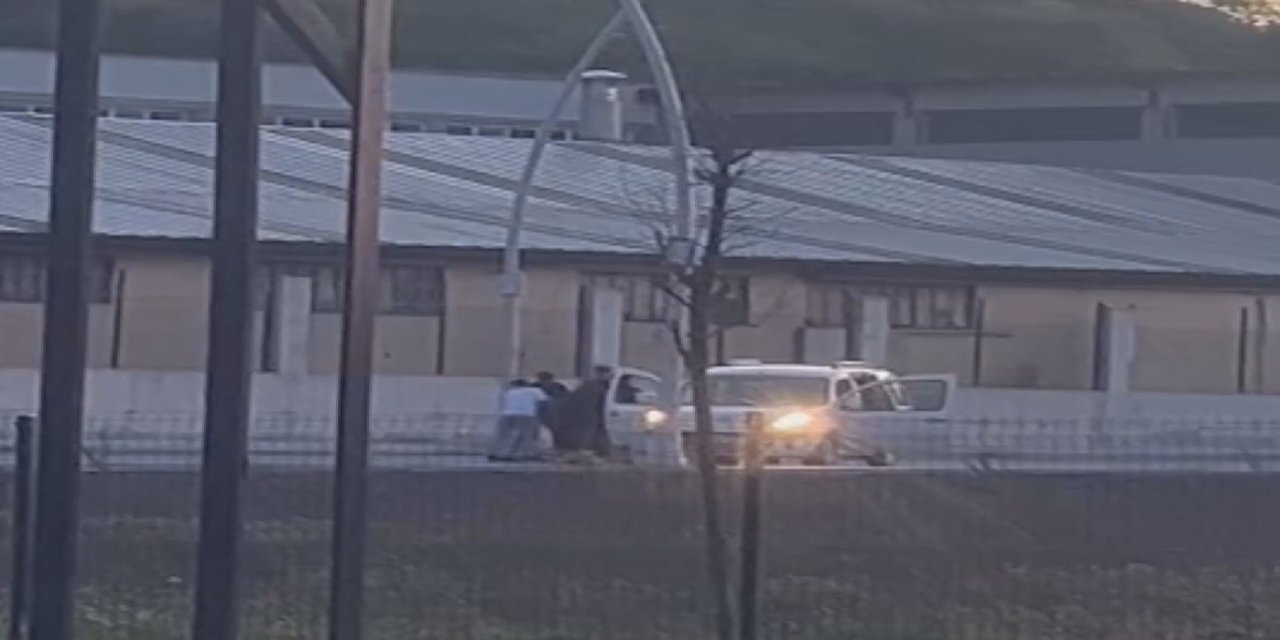 Arnavutköy'de hafif ticari araçla drift attı; arkadaşı camdan düştü