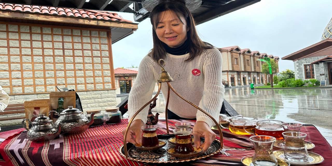 Japonyalı ‘Türk Çayı Demleme Ustası’ Rize’de çay demledi
