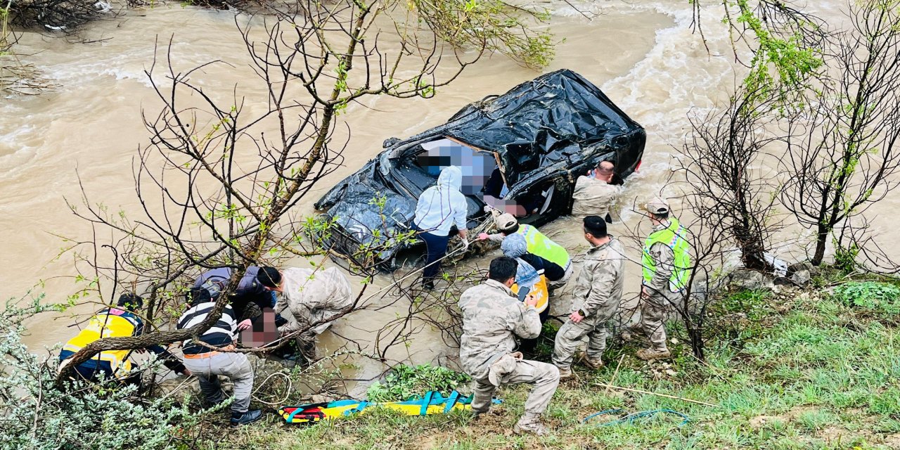 Gümüşhane'de dere yatağına devrilen hafif ticari araçtaki 1 çocuk öldü, 4 kişi yaralandı