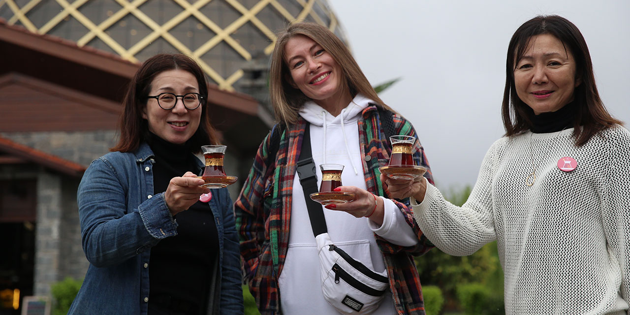 Japonyalı ‘Türk Çayı Demleme Ustası’ Rize’de çay demledi