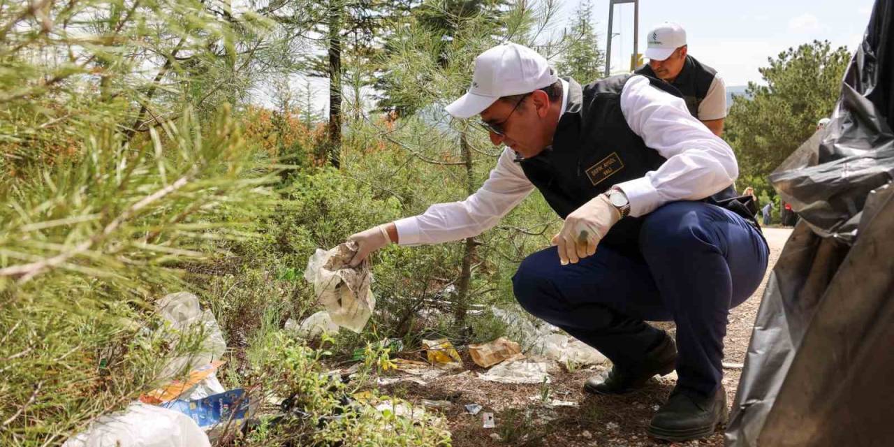 Bilecik Valisi Şefik Aygöl, Gençlerle Birlikte Kent Ormanı’nı Temizledi