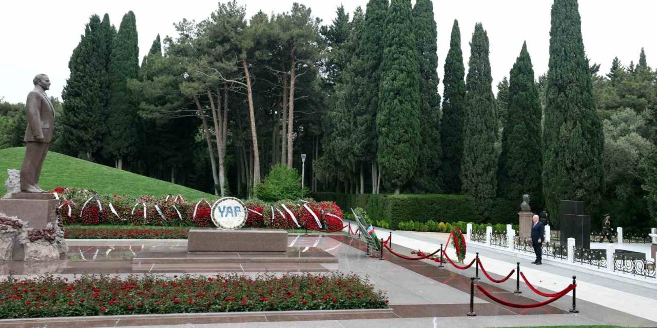 Bakan Güler, Bakü’de Haydar Aliyev’in Mezarı Ve Türk Şehitliği’ni Ziyaret Etti