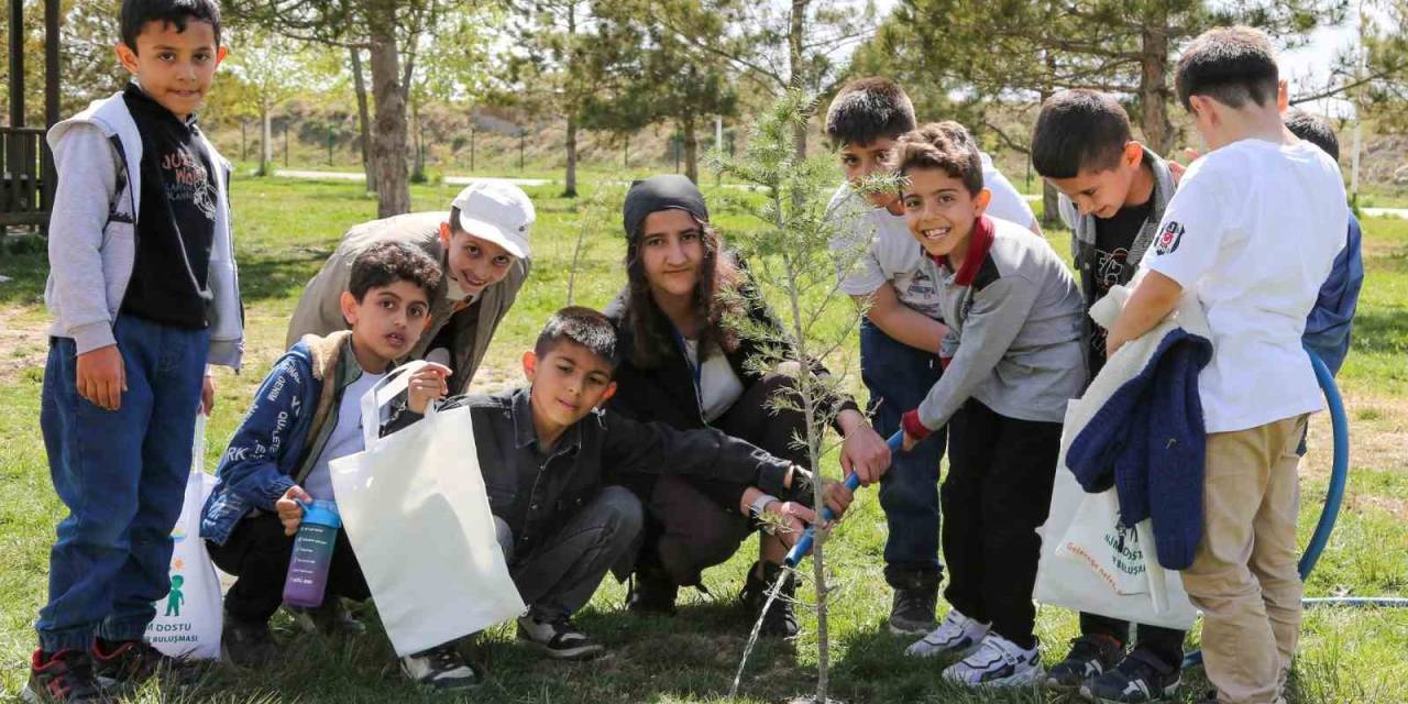 İlkokul Öğrencileri İklim Değişikliğine Dikkat Çekmek İçin Fidan Dikti