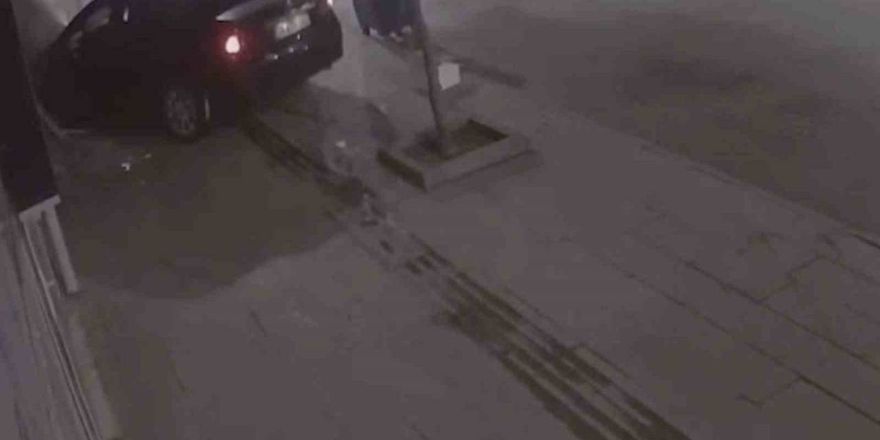Otomobiliyle İş Yerine Çarpan Sürücü Kaçtı