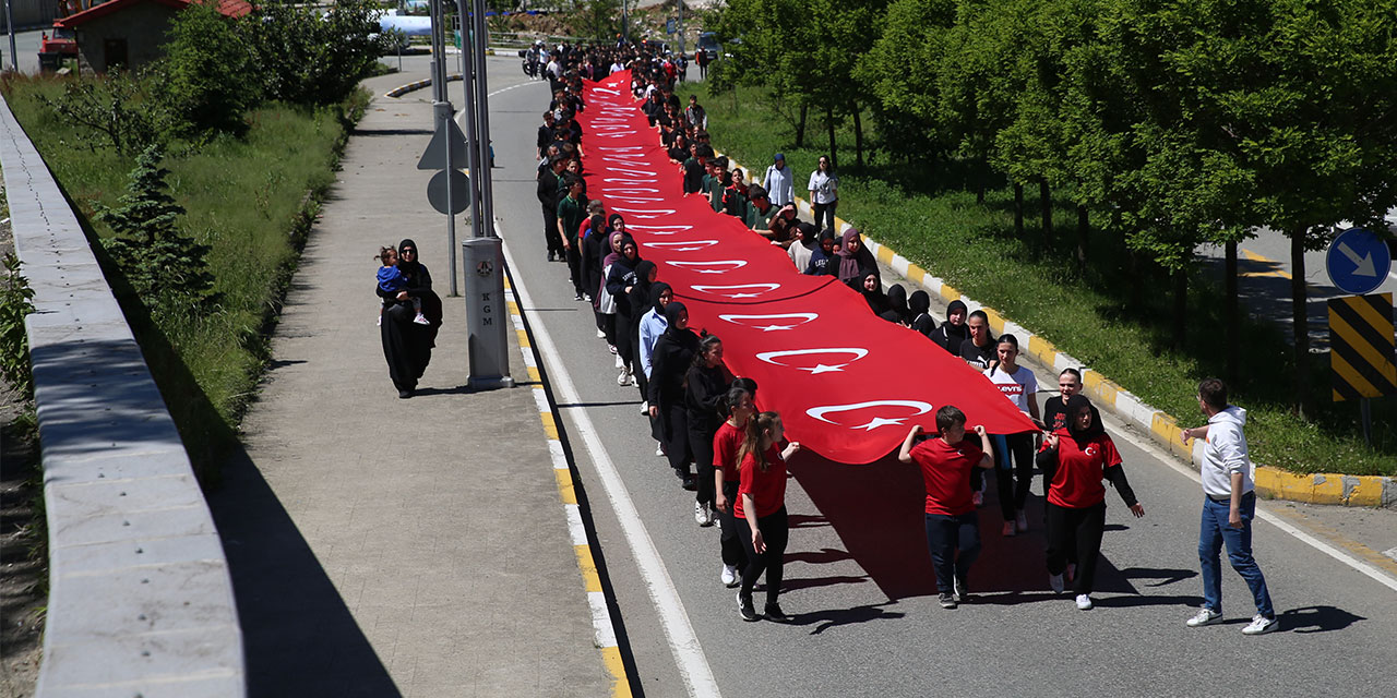 Güneysu'da bayrak yürüyüşü düzenlendi